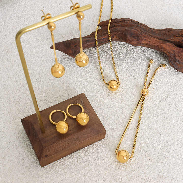 Radiant Round 18k Gold Jewelry Ensemble set