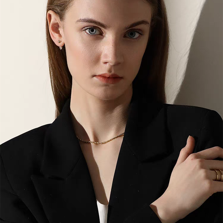 Twisted 18k Gold Signature Necklace